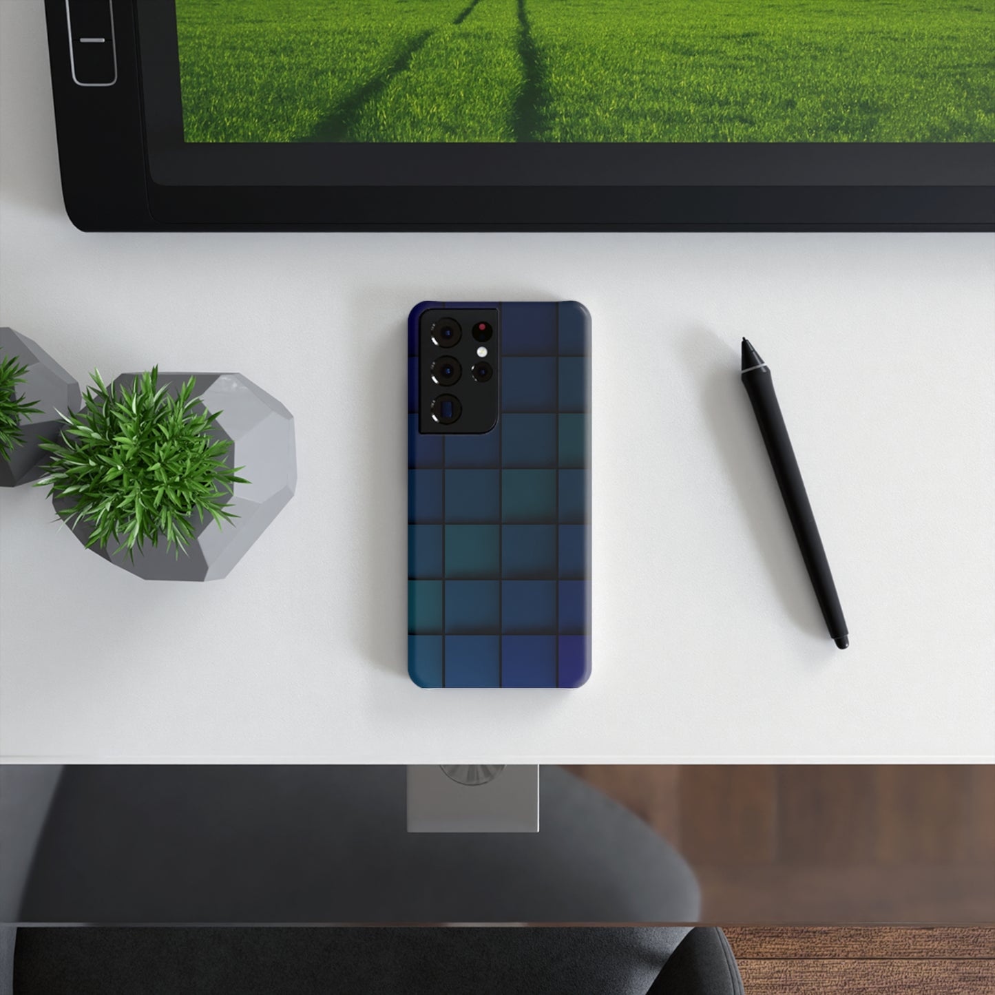Blue Squares's Case – Minimal Form, Maximum Impact